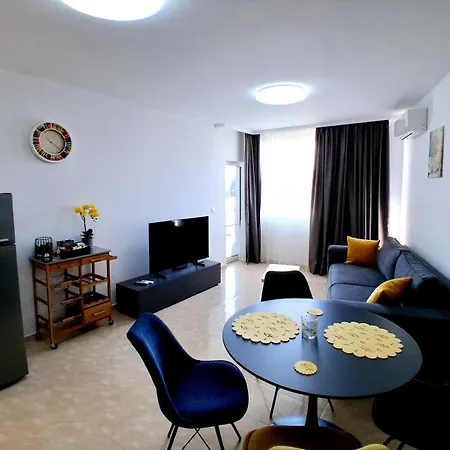 Lazur 2 * سفيتي فلاس